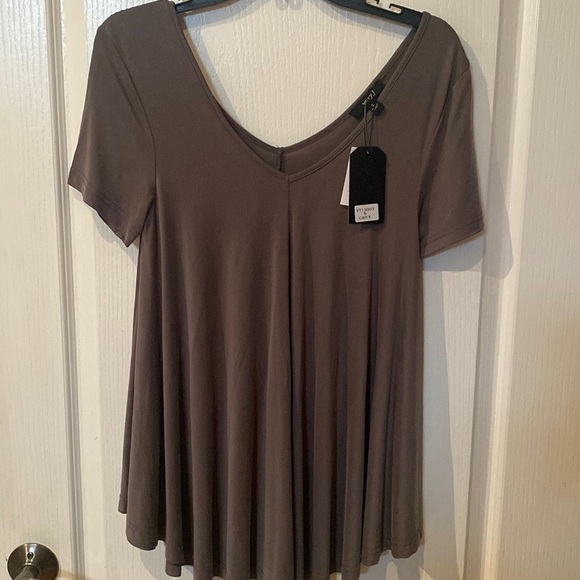 Very J Sz  M V front and back short sleeve very full bodied top NWT - Picture 1 of 6